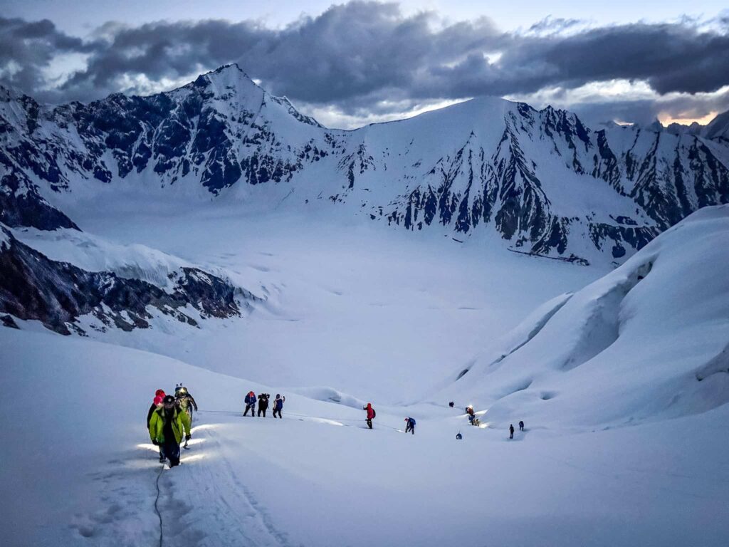 Travelers hiking up the Gondogoro La